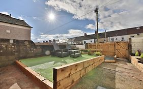 Beautiful 3 Bedroom Home Renovated- Welsh Mountains & Hiking Trails